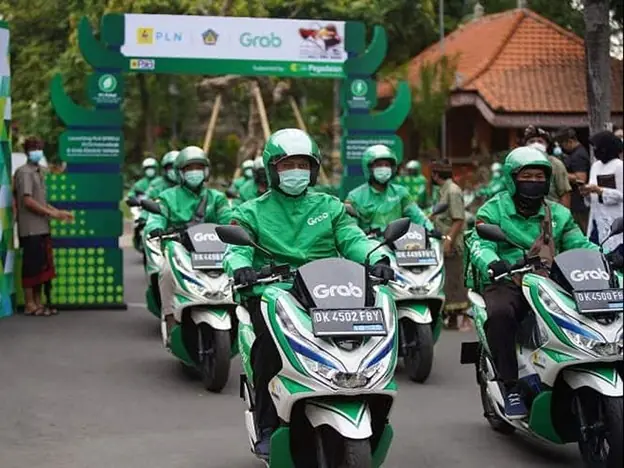 Pengemudi Grab berbaris di jalan