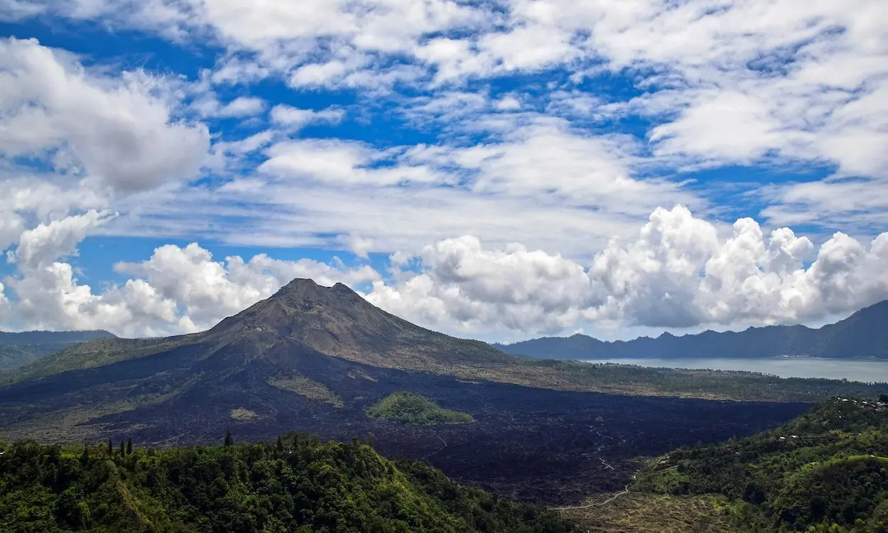 Gunung berapi dengan langit cerah