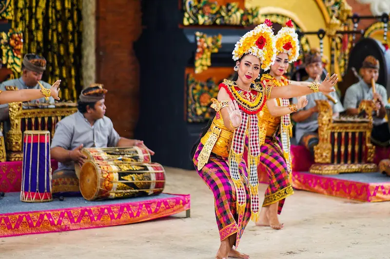 Tarian Bali dengan Gamelan