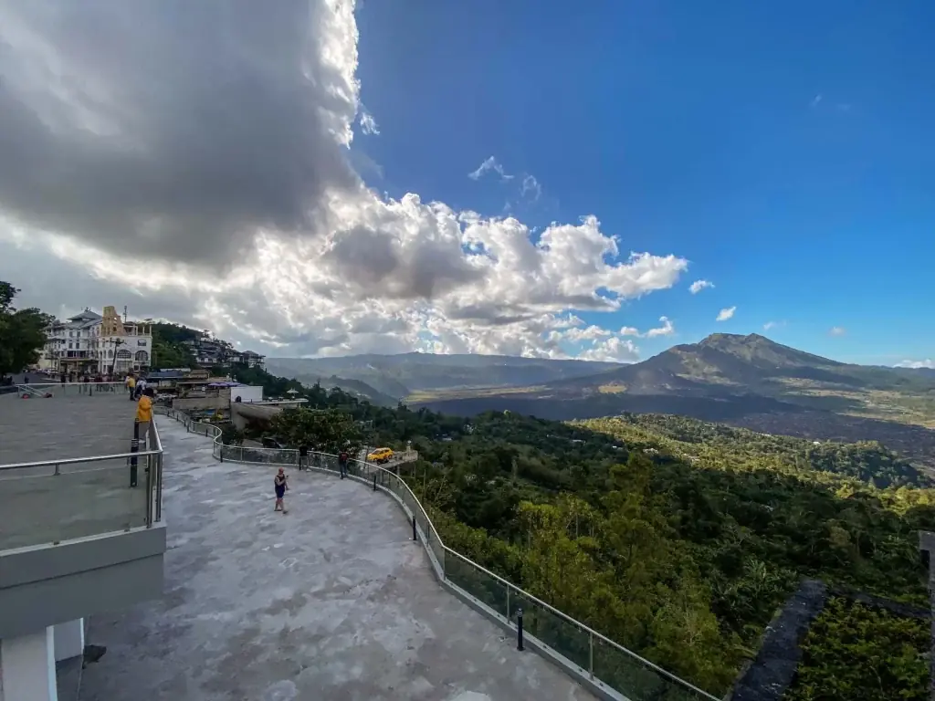 Pemandangan pegunungan dan kota.