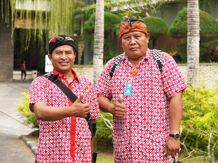 Dua pria pakai baju batik