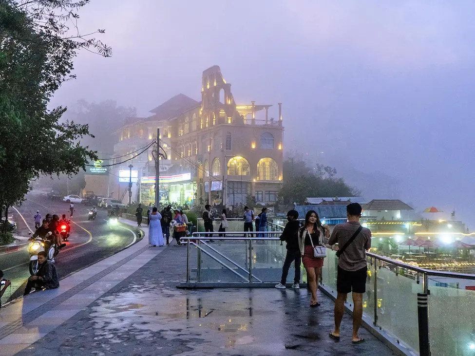 Pemandangan kota berkabut di malam hari