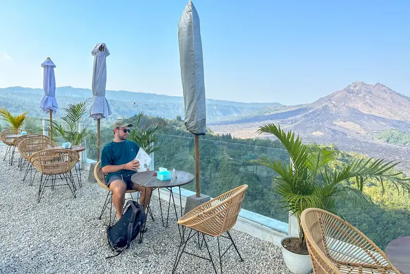Pria duduk di kafe gunung