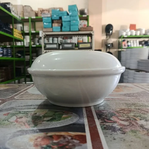 Mangkuk putih di atas meja