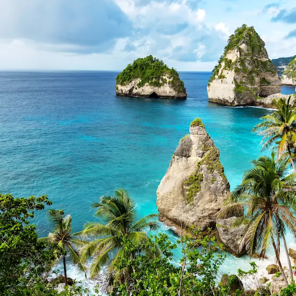 Pulau tropis dengan laut biru jernih