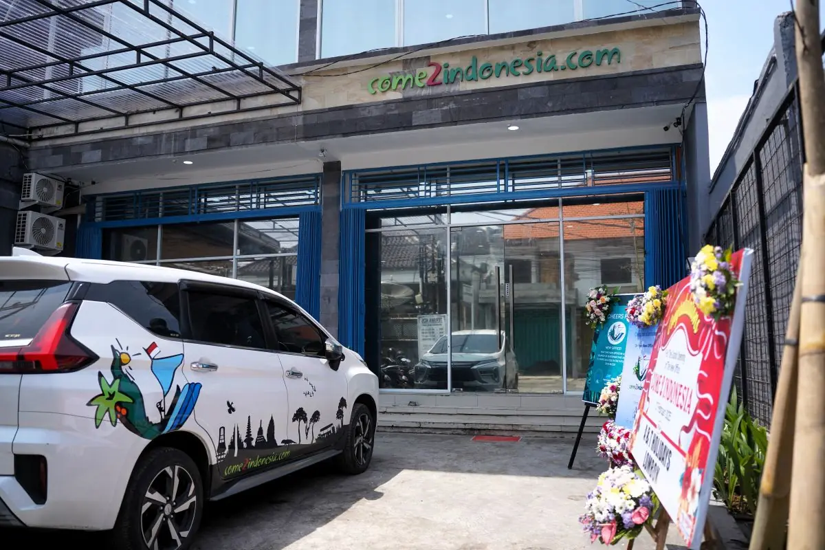 Gedung baru dan mobil promosi