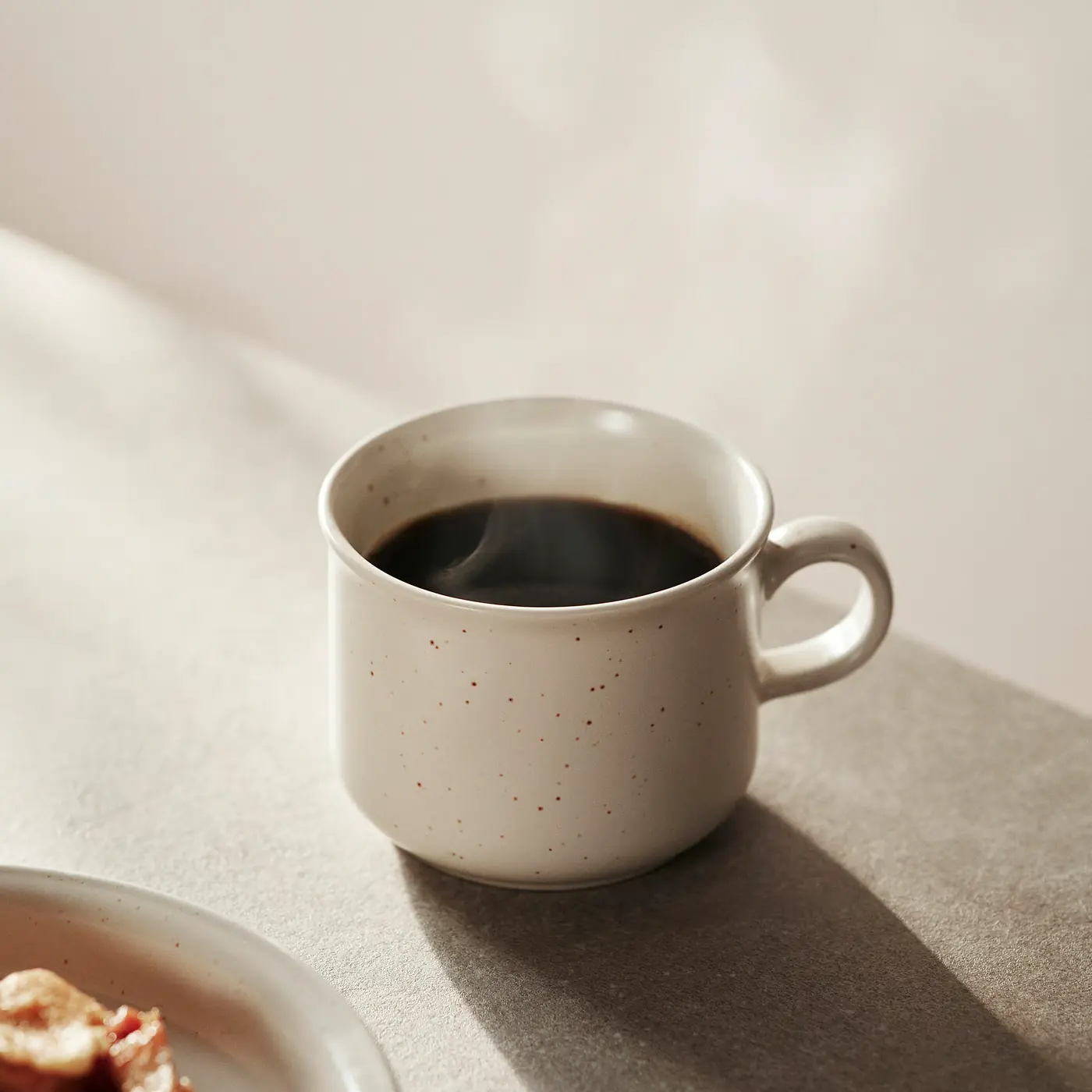 Secangkir kopi panas mengepul