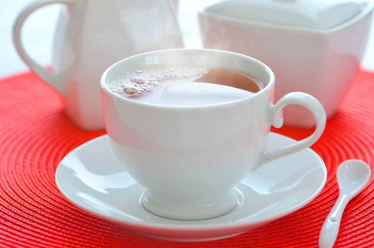 Secangkir teh panas mengepul