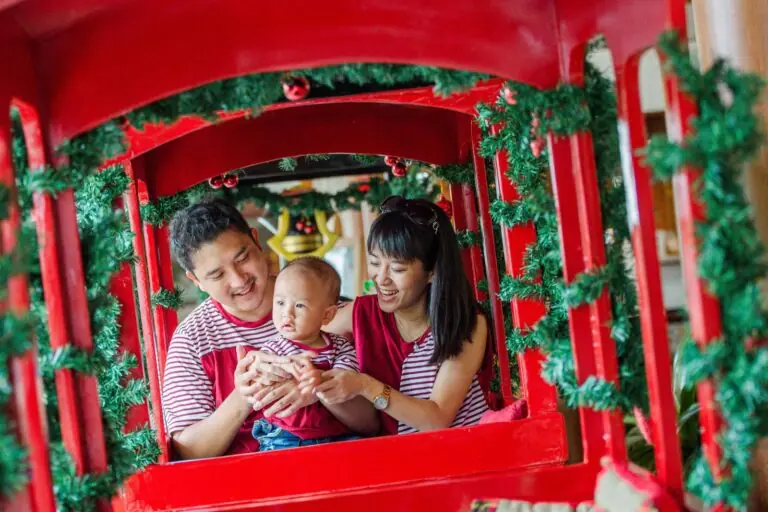 Keluarga bahagia merayakan Natal