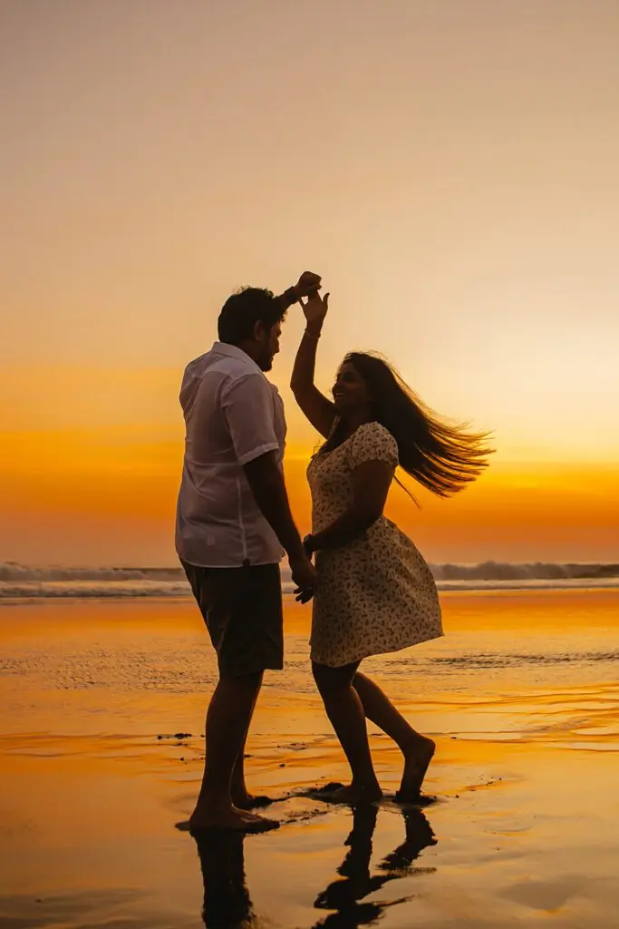 Pasangan menari di pantai