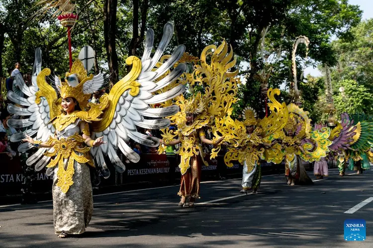 Parade kostum indah bersayap emas