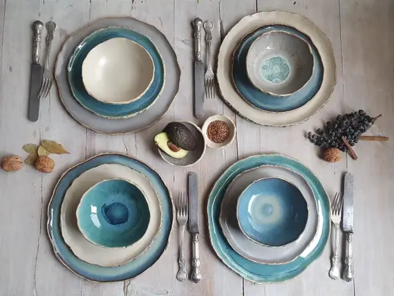 Peralatan makan keramik biru dan krem