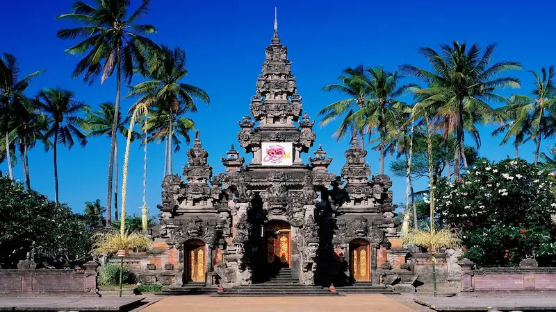 Candi Bali dengan pohon kelapa