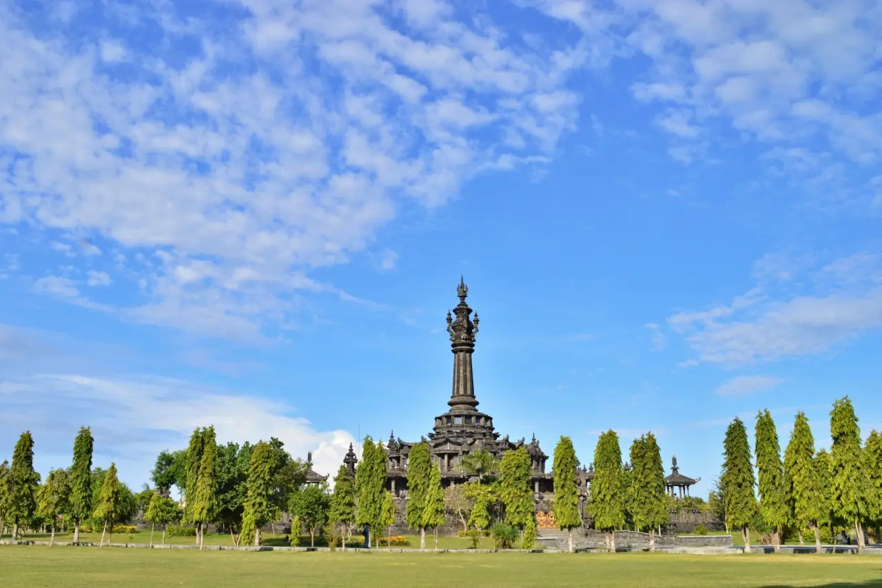 Monumen tugu di bawah langit