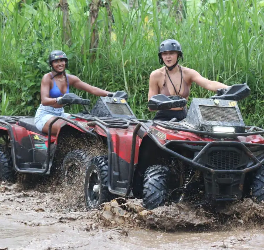 Berkendara ATV di lumpur