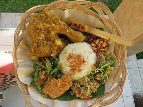 Ayam goreng Bali lengkap