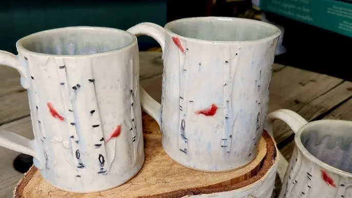 Mug putih berlukisan burung