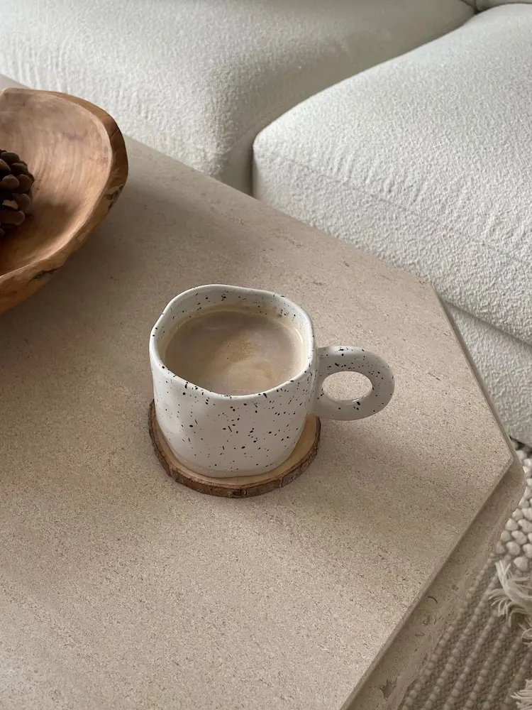 Secangkir kopi di atas meja