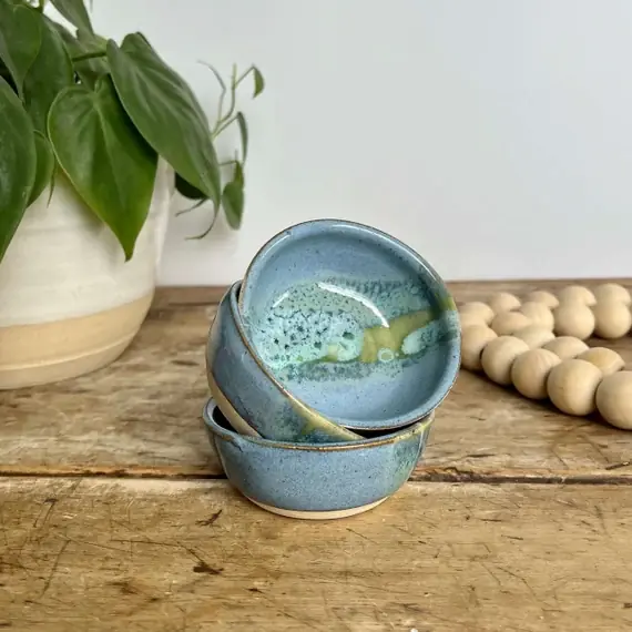 Mangkuk keramik biru bertumpuk