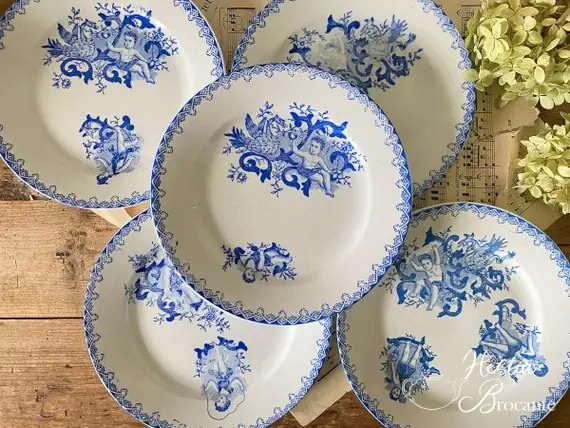 Piring antik motif kerubin biru