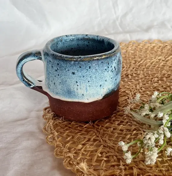 Cangkir keramik biru kecoklatan handmade