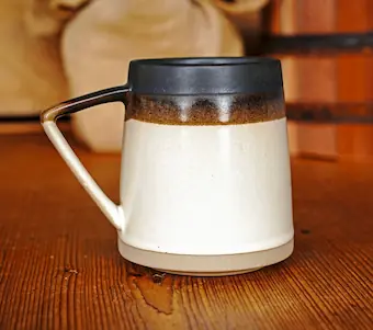 Mug keramik unik di meja