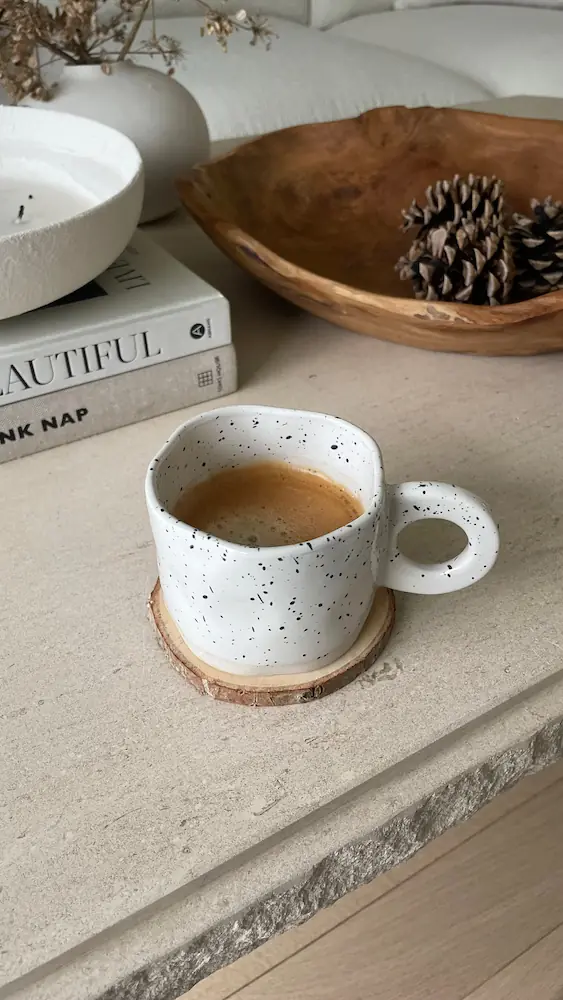 Secangkir kopi di atas meja