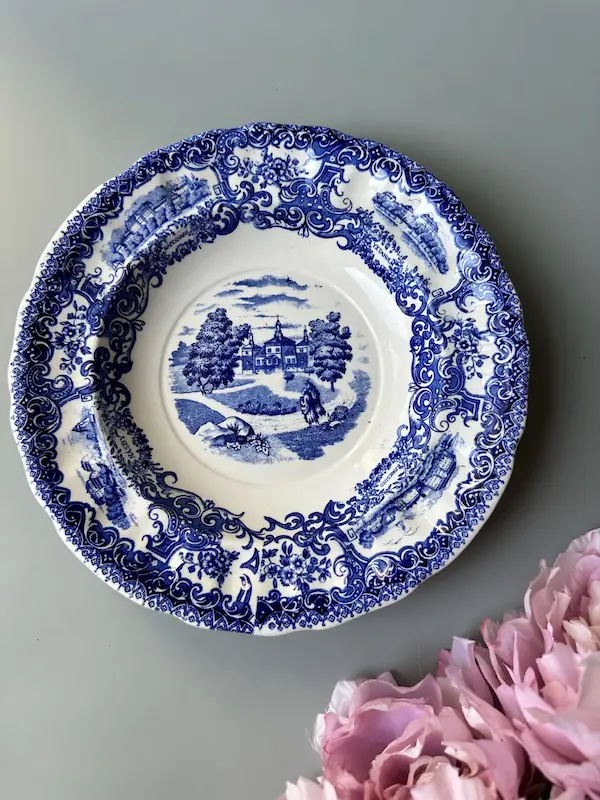 Piring keramik biru putih antik