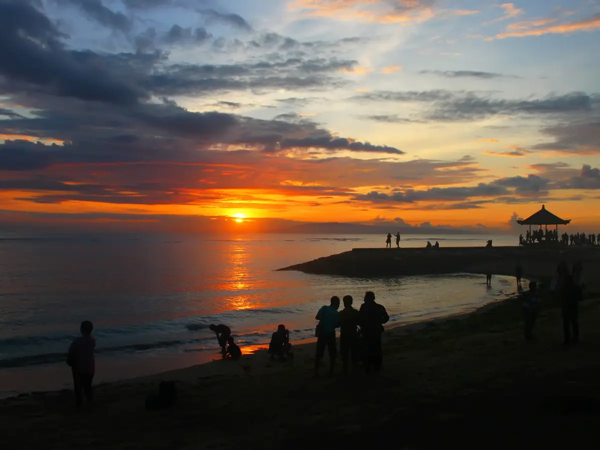 Sore di pantai, matahari terbenam