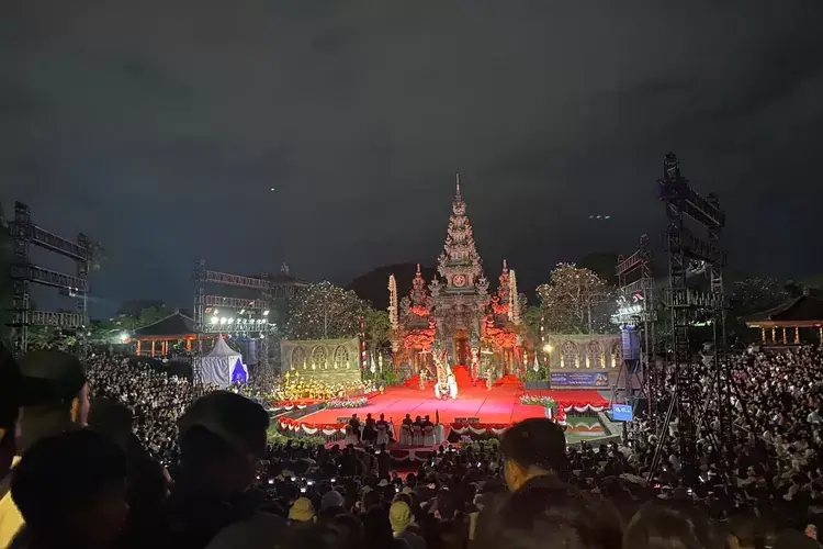 Pertunjukan budaya malam hari di Indonesia