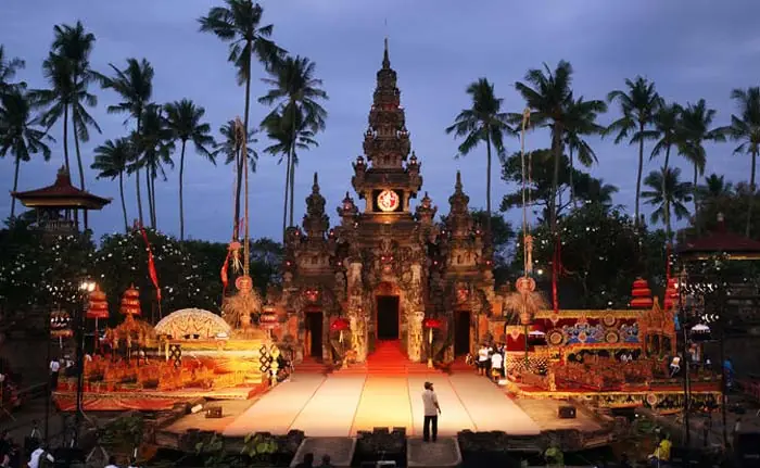 Gerbang pura Bali diterangi malam hari