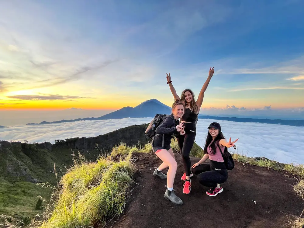 Pendaki menikmati pemandangan matahari terbit