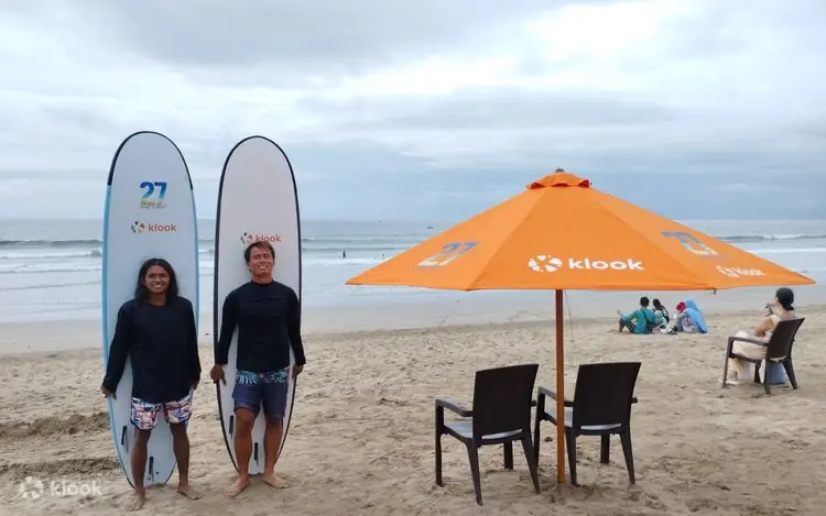 Peselancar di pantai dengan papan