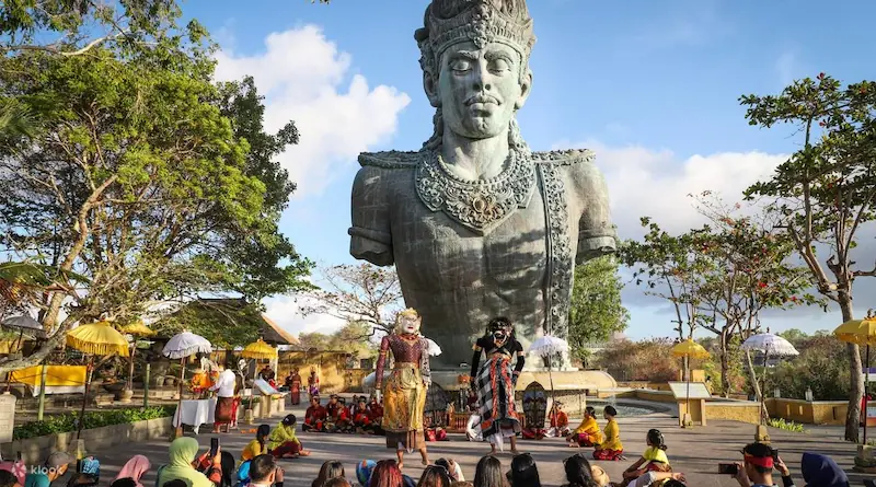 Pertunjukan tari budaya patung Wisnu