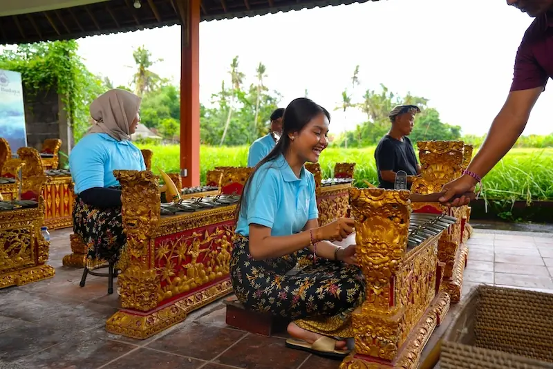Gamelan Bali dimainkan oleh wanita