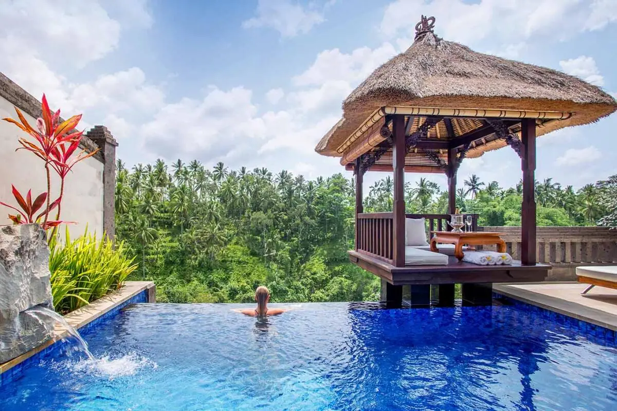 Kolam renang infinity di hutan tropis