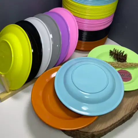 Piring warna-warni aneka ukuran