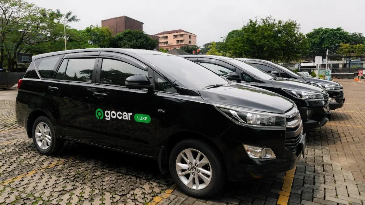 Tiga mobil hitam terparkir berjajar