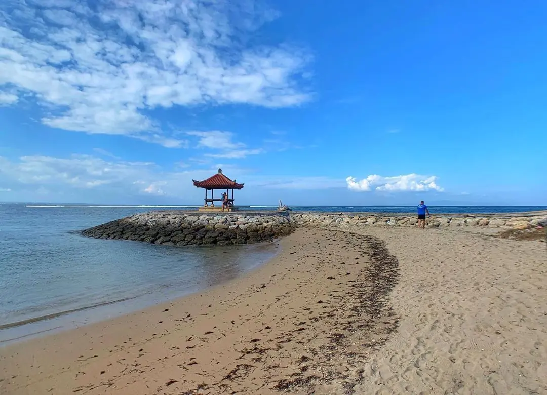 Pantai dengan gazebo dan laut