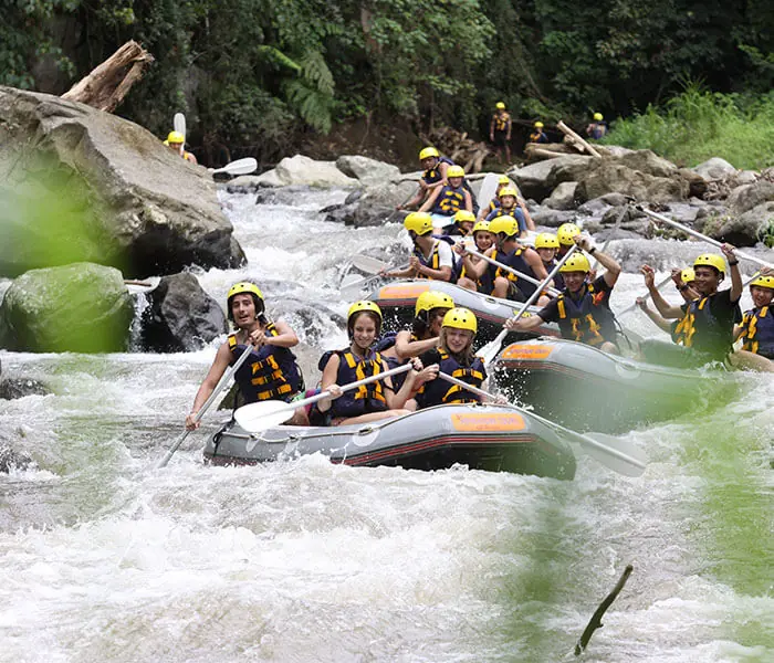 Arung jeram di sungai deras