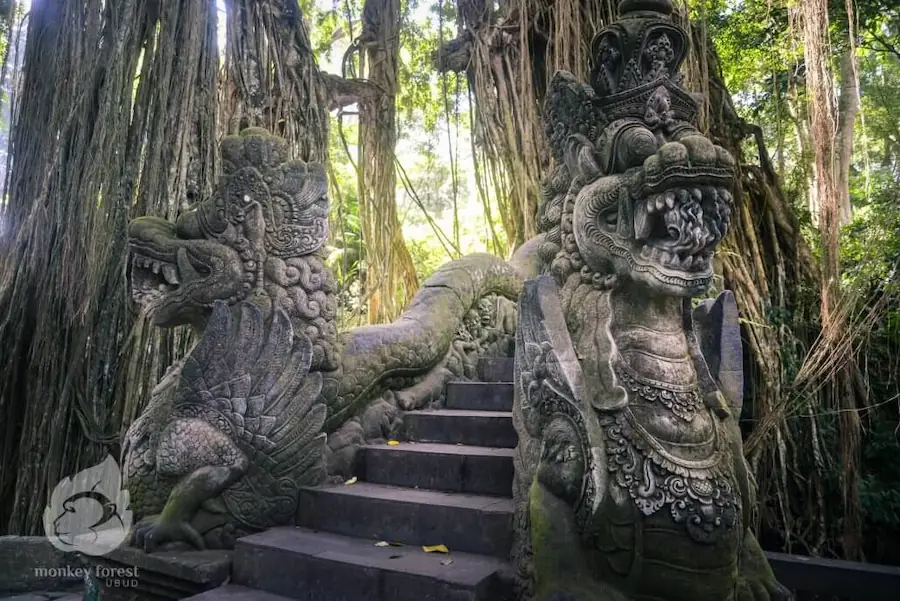 Patung naga gerbang hutan tropis