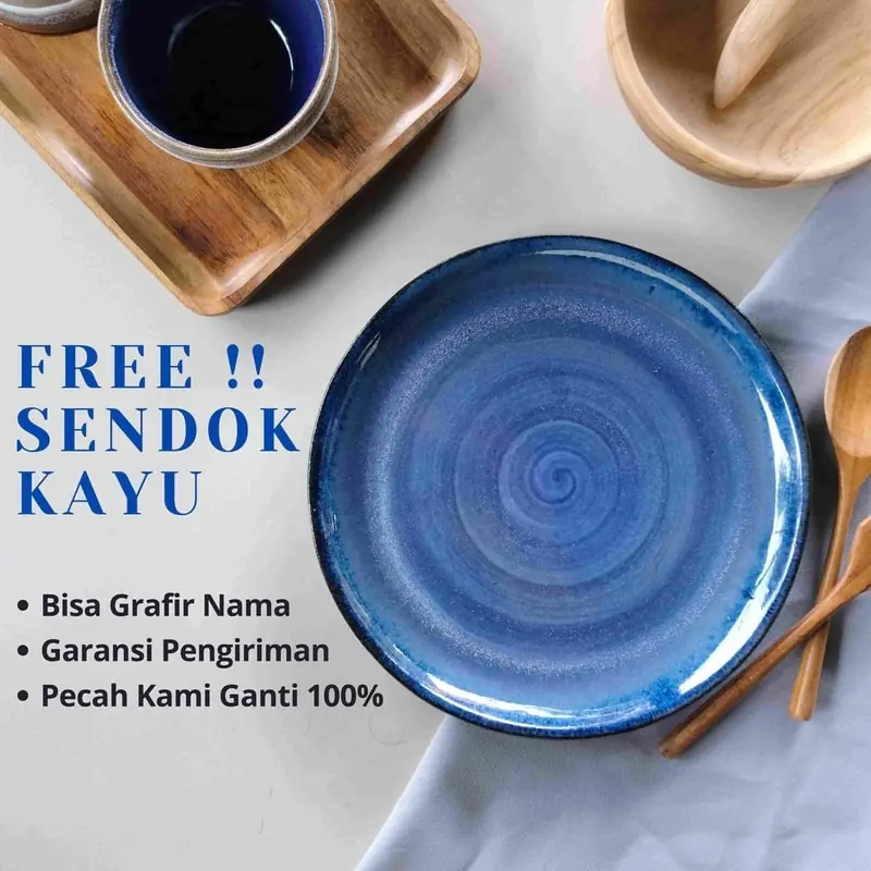 Piring biru dengan sendok kayu gratis