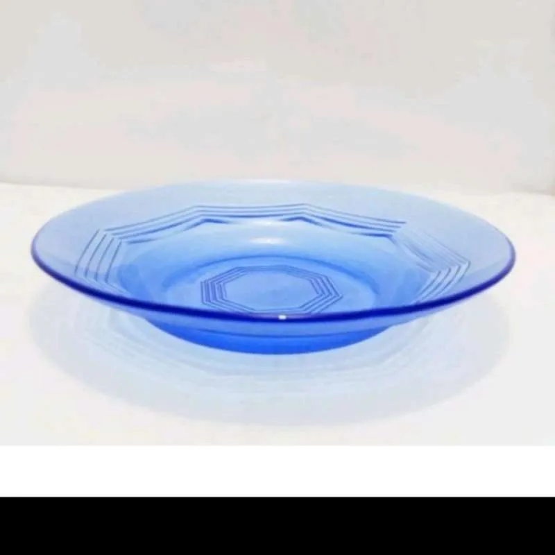 Piring kaca biru berpola