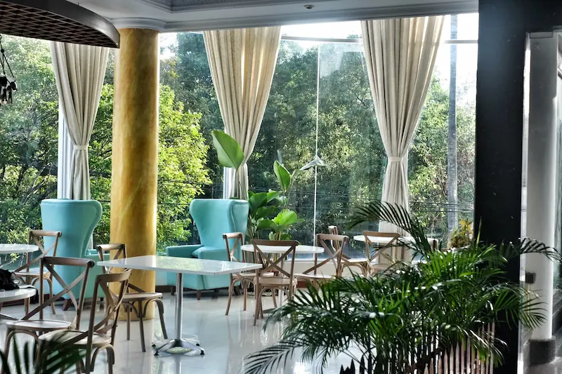 Interior kafe dengan kursi biru