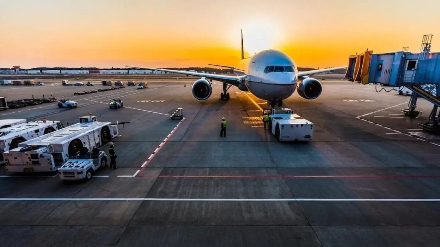 Pesawat di bandara saat senja