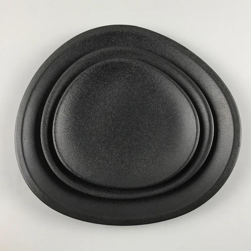 Piring hitam bertekstur tiga lapis