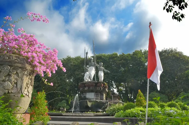 Monumen pahlawan dengan bendera Indonesia