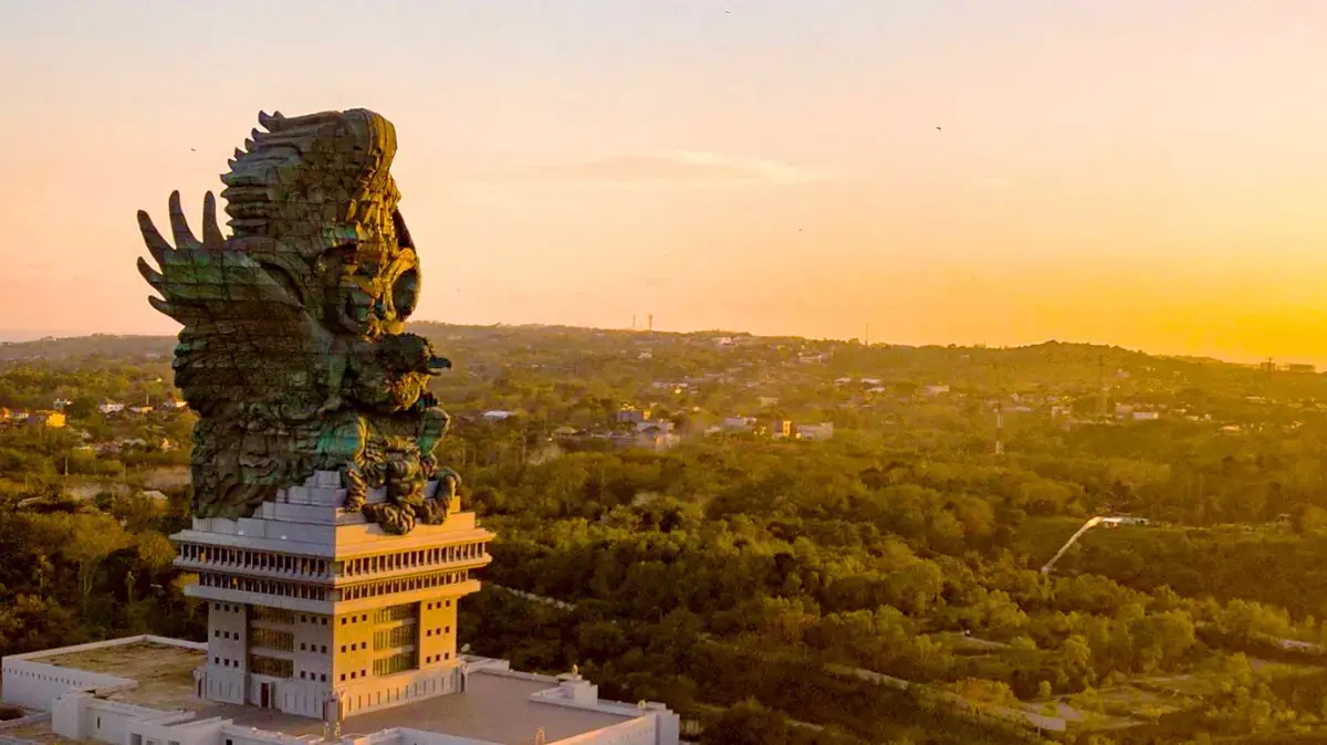 Patung Garuda Wisnu Kencana saat senja