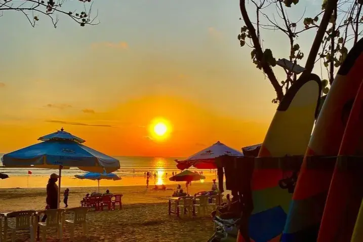 Pantai saat matahari terbenam