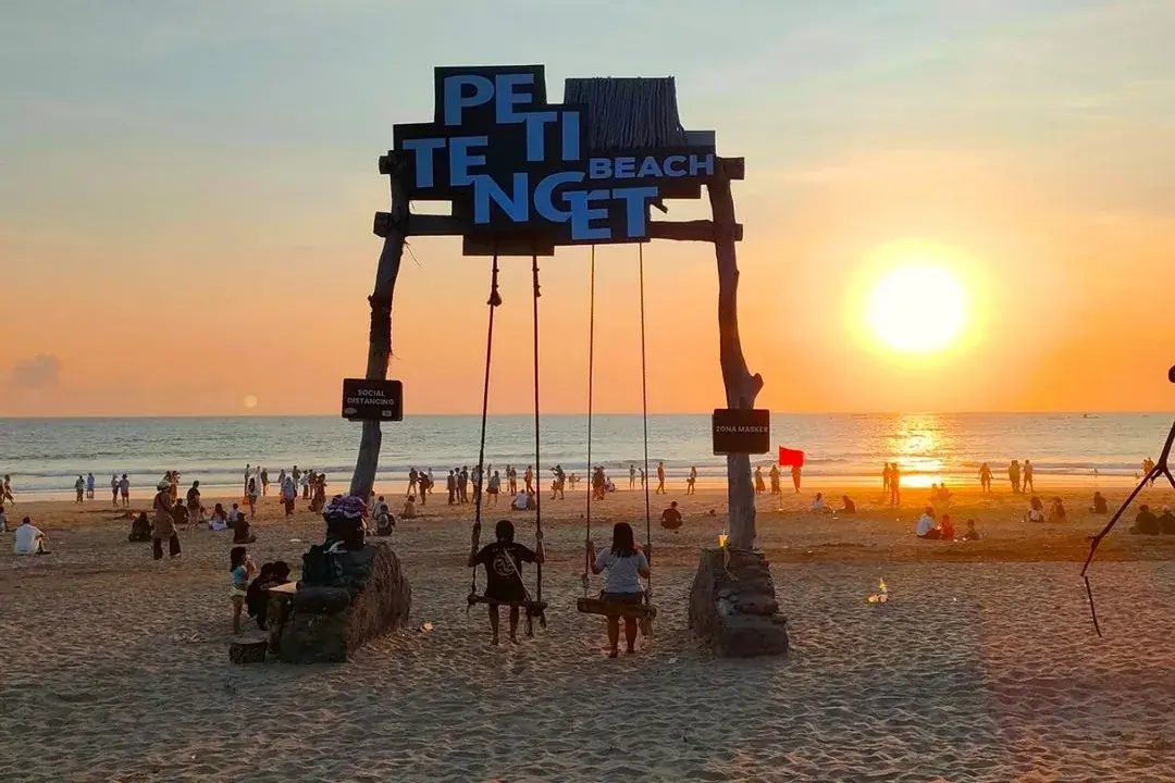 Pantai Petitenget saat matahari terbenam